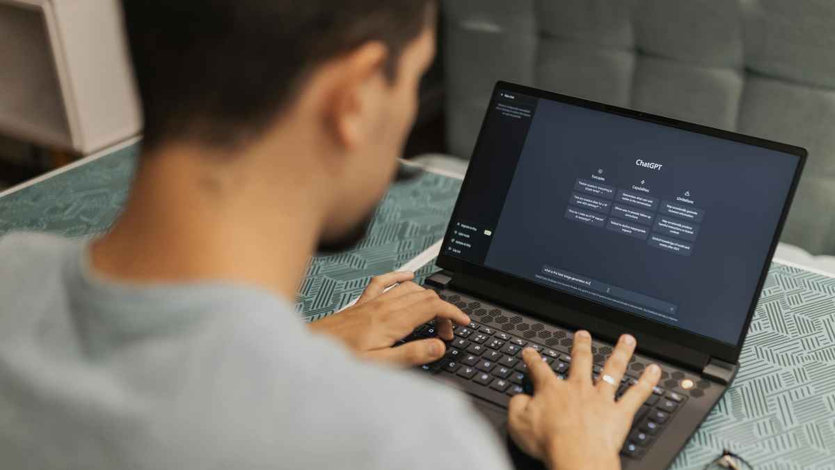 Estudiante usando ChatGPT en su computadora portátil, en el contexto de una controversia académica sobre el uso de IA en la enseñanza.