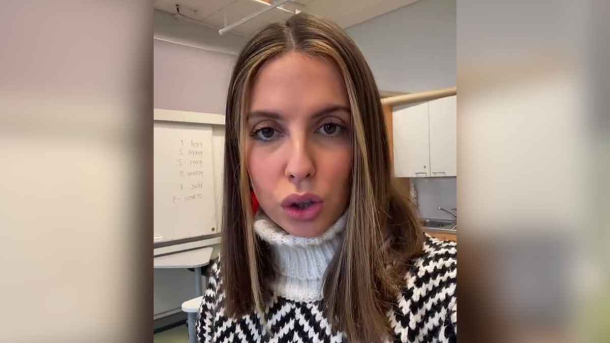 Profesora española en aula finlandesa explicando los horarios escolares flexibles del modelo educativo de Finlandia