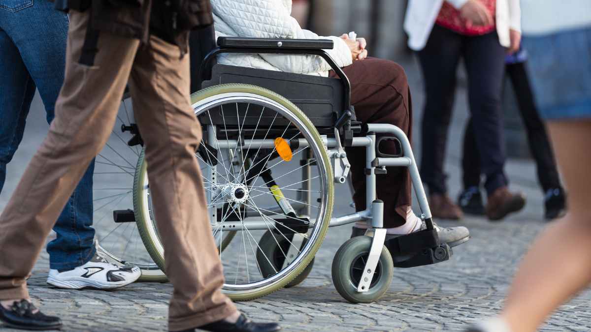 Persona en silla de ruedas por la calle, símbolo de las nuevas ayudas de la Junta de Andalucía para discapacidad 2025