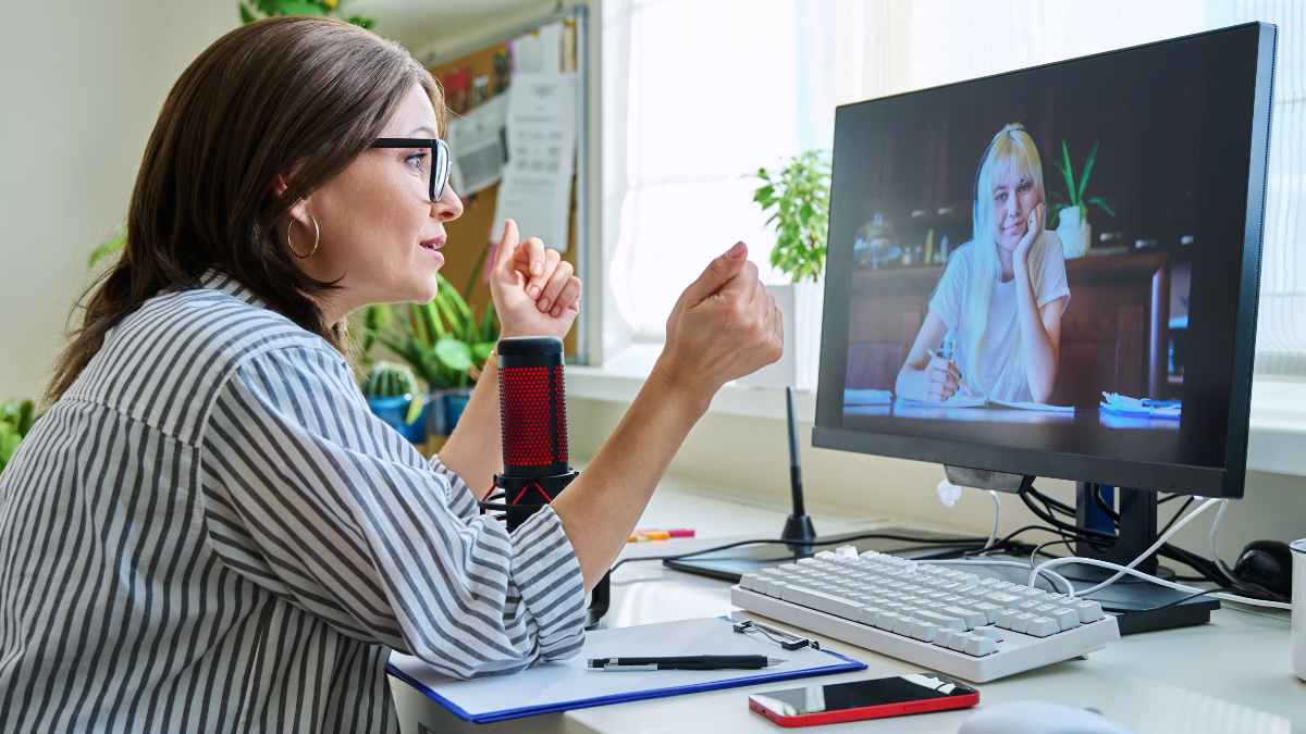Psicóloga en videollamada explica las siete frases educadas que transmiten respeto y empatía