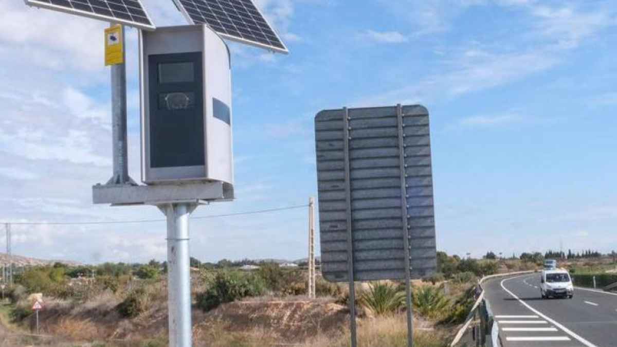 Radar blindado de la DGT con placas solares que multa incluso sin luz