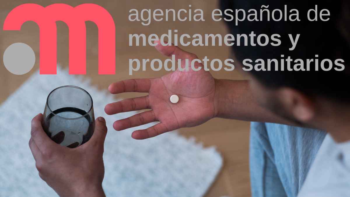 Persona con pastilla en la mano y vaso de agua, con logotipo de la AEMPS sobreimpreso
