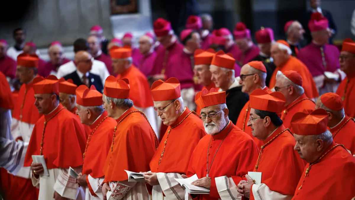 Cardenales del Vaticano con túnicas rojas en ceremonia en la Basílica de San Pedro