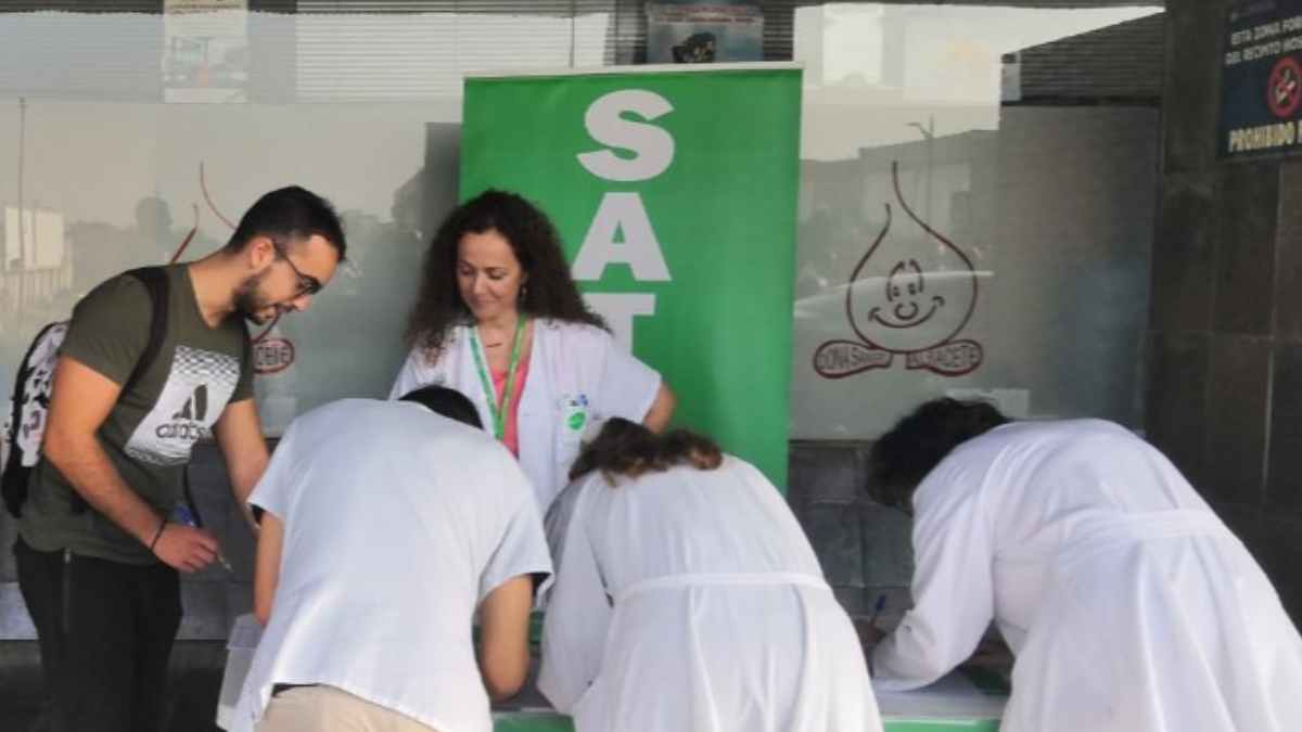 Enfermeras firmando en una mesa de SATSE en Baleares para denunciar la falta de personal en verano