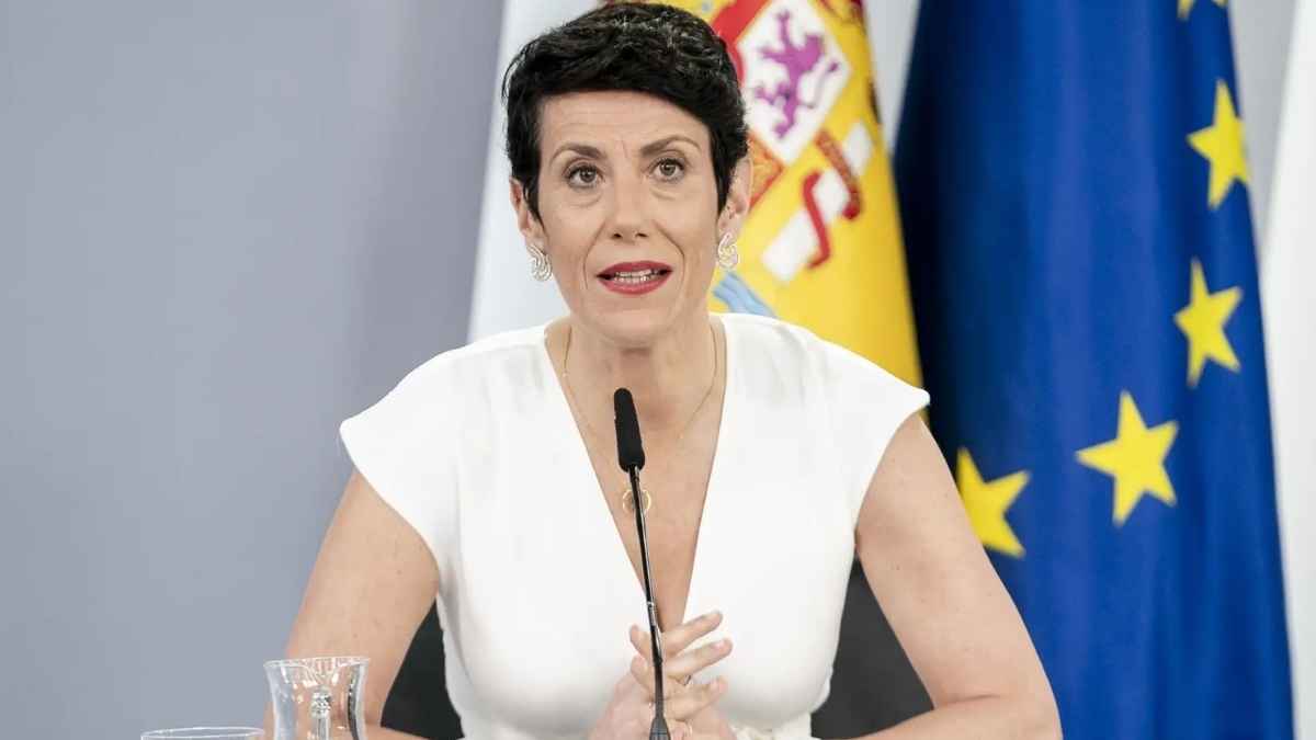 Elma Saiz en rueda de prensa sobre la ayuda de la Seguridad Social de 1.000 euros por hijo a familias del listado oficial.