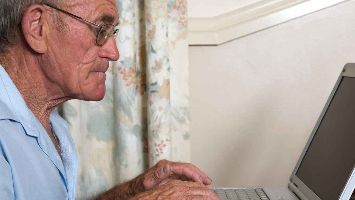 Hombre mayor de 52 años solicitando la pensión de orfandad en la web de la Seguridad Social
