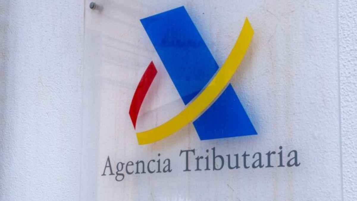 Logo de la Agencia Tributaria en fachada para la declaración de la Renta y deducción de seguros