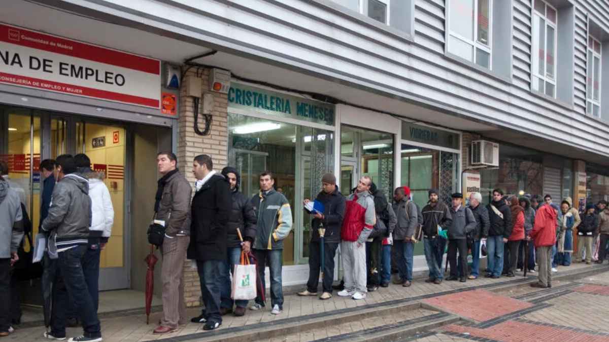 Cola de desempleados ante una oficina del SEPE en Madrid para inscribirse en cursos de formación con ayuda de 600 euros