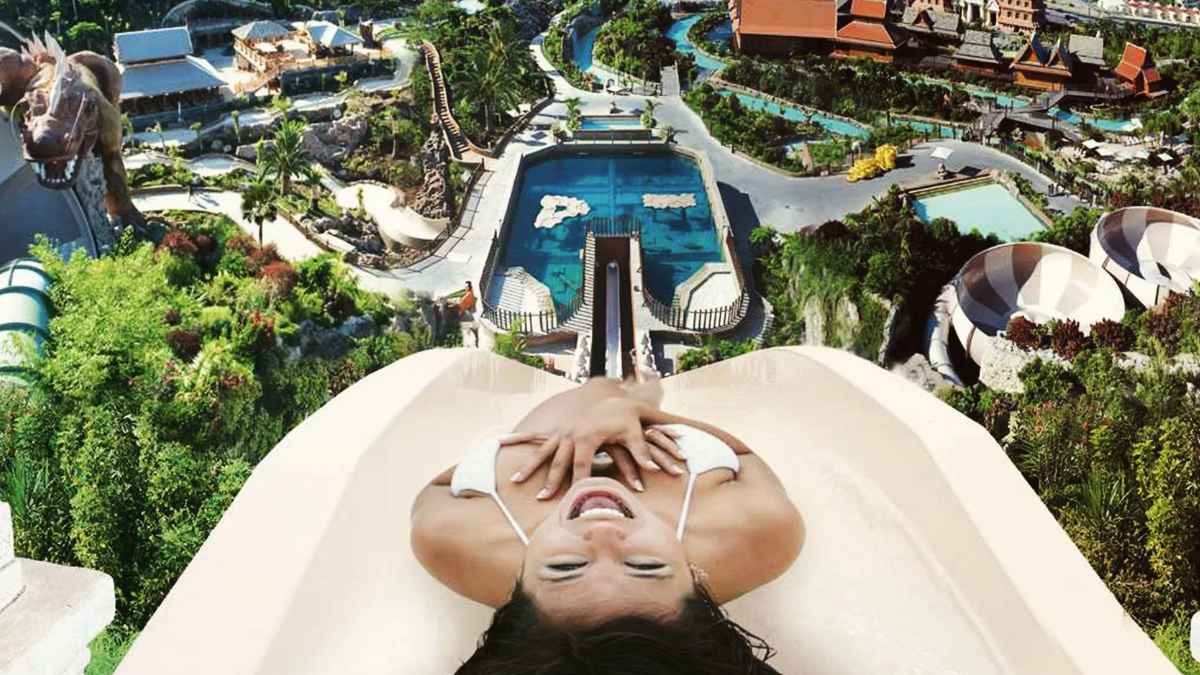 Mujer bajando el tobogán Tower of Power en Siam Park, mejor parque acuático del mundo en Tenerife