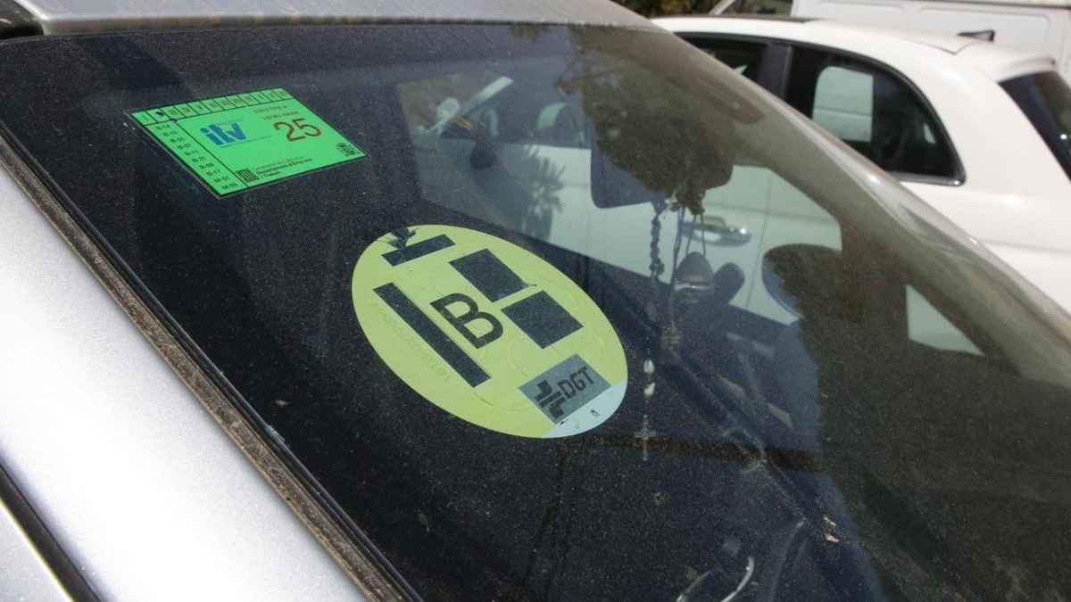 Distintivo ambiental B en parabrisas; restricciones ZBE en ciudades españolas