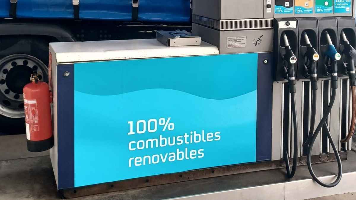 Surtidor de biocombustible HVO de Skoda con el mensaje 100 % combustibles renovables