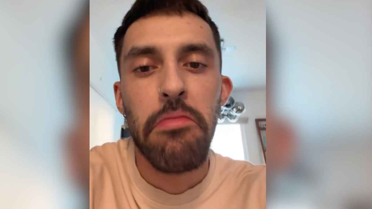Primer plano de un joven de TikTok que muestra al técnico dormido tras intentar reparar su nevera