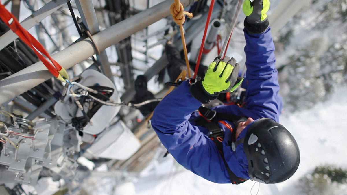 Trabajador cambiando bombilla en torre de telecomunicaciones de 450 metros con sueldo de 40.000 euros al año