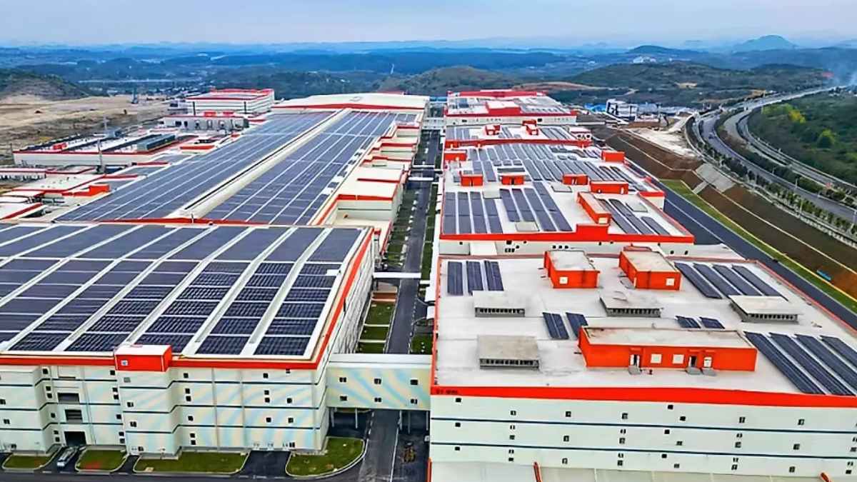 Vista aérea fabrica baterías CATL Figueruelas, Zaragoza con paneles solares