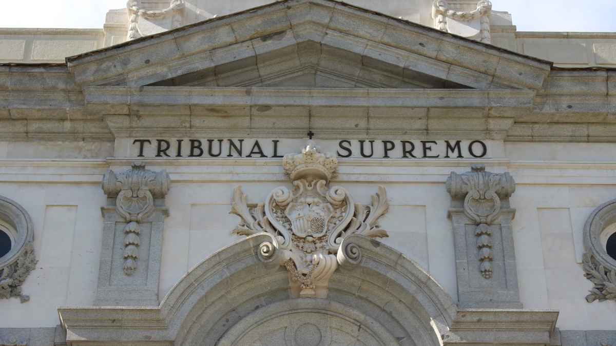 Fachada del Tribunal Supremo de España tras la sentencia que obliga a negociar la jornada de sábados y domingos