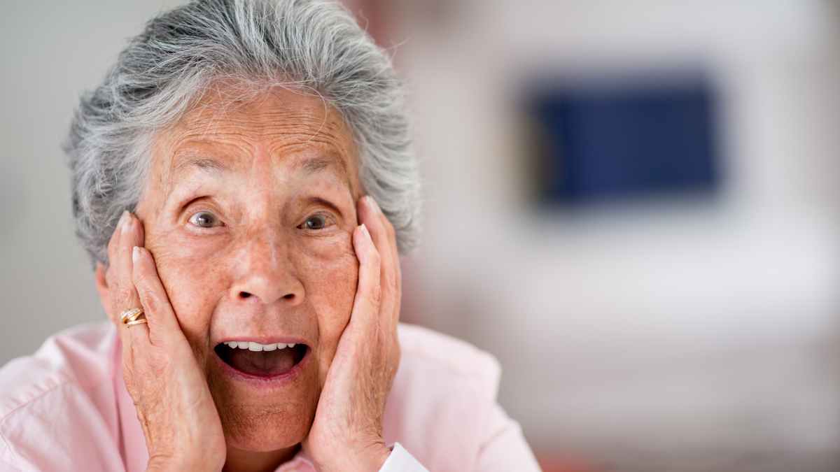 Vendedora jubilada sorprendida durante su fiesta tras 44 años de servicio