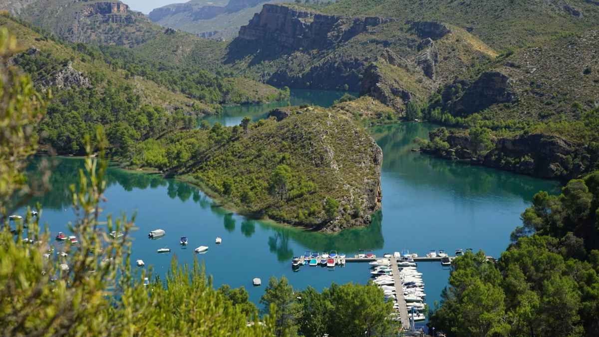 Embalse de Bolarque embarcadero aguas turquesa zona pesca cerca de madrid