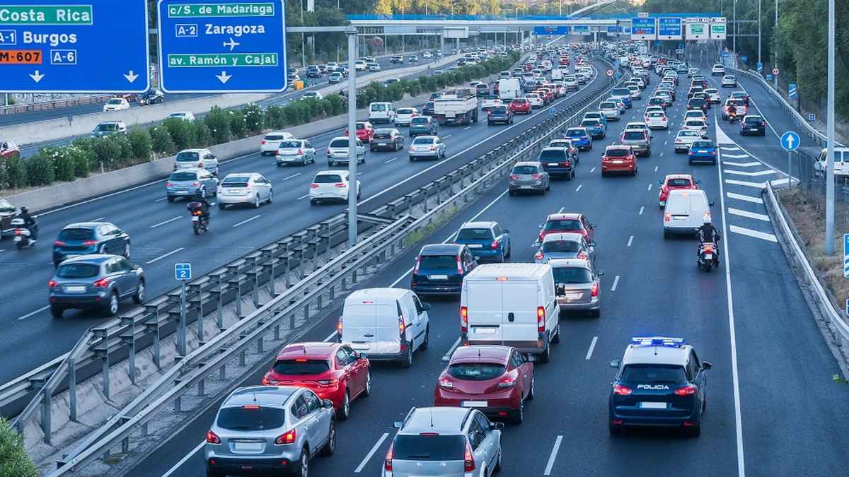 Tráfico intenso de coches en autovía española antes de la prohibición de vehículos diésel y gasolina en 2035.