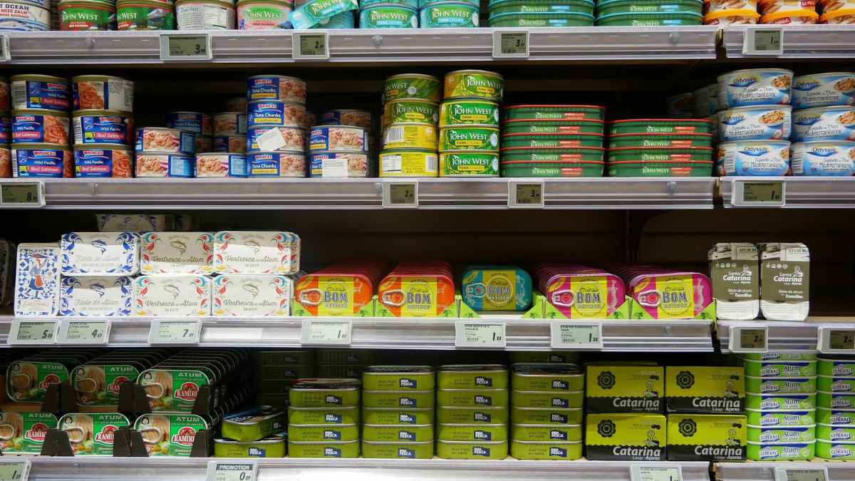 Estantería de supermercado con alimentos enlatados de una histórica marca que desaparece tras 138 años.
