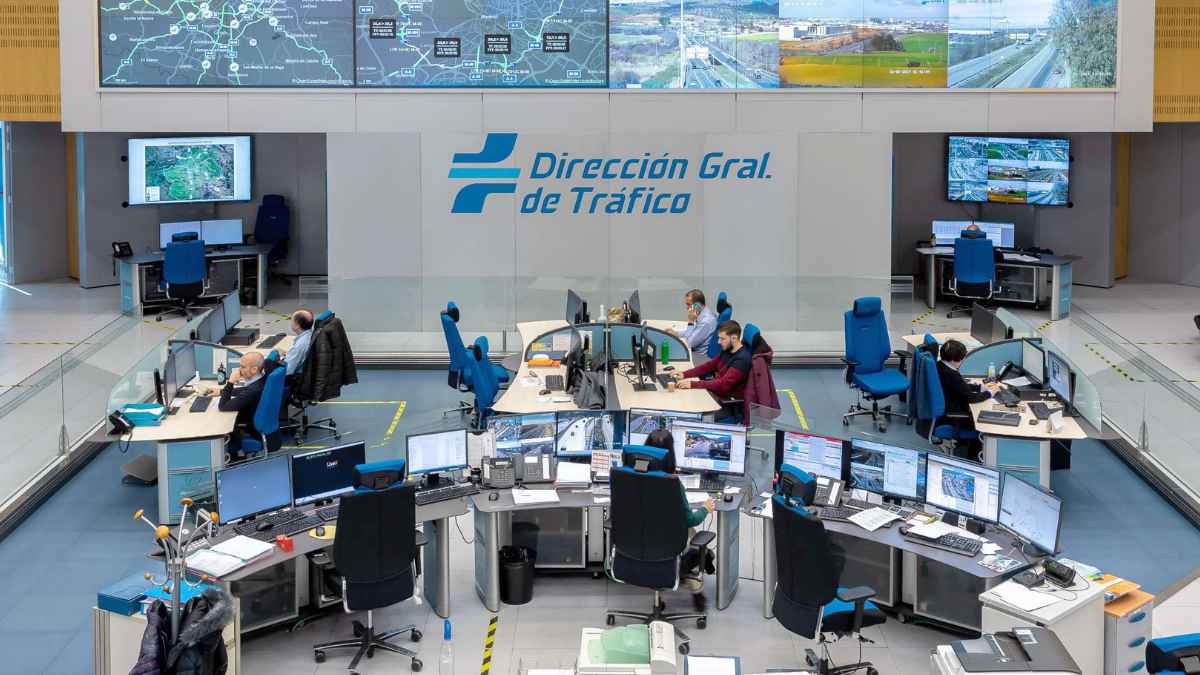 Centro de control de la DGT monitorizando el tráfico en tiempo real para aplicar nuevas normas de circulación