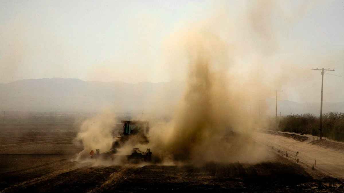 tractor arando levanta gran nube de polvo en campo de Toledo