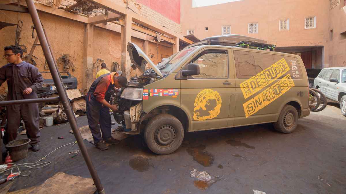 Mecánicos en taller artesanal de Marruecos reparan furgoneta española para ahorrar costes en mano de obra