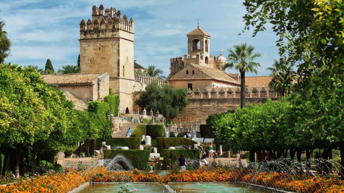 Jardines del Alcázar de los Reyes Cristianos en Córdoba, monumento favorito turistas extranjeros España
