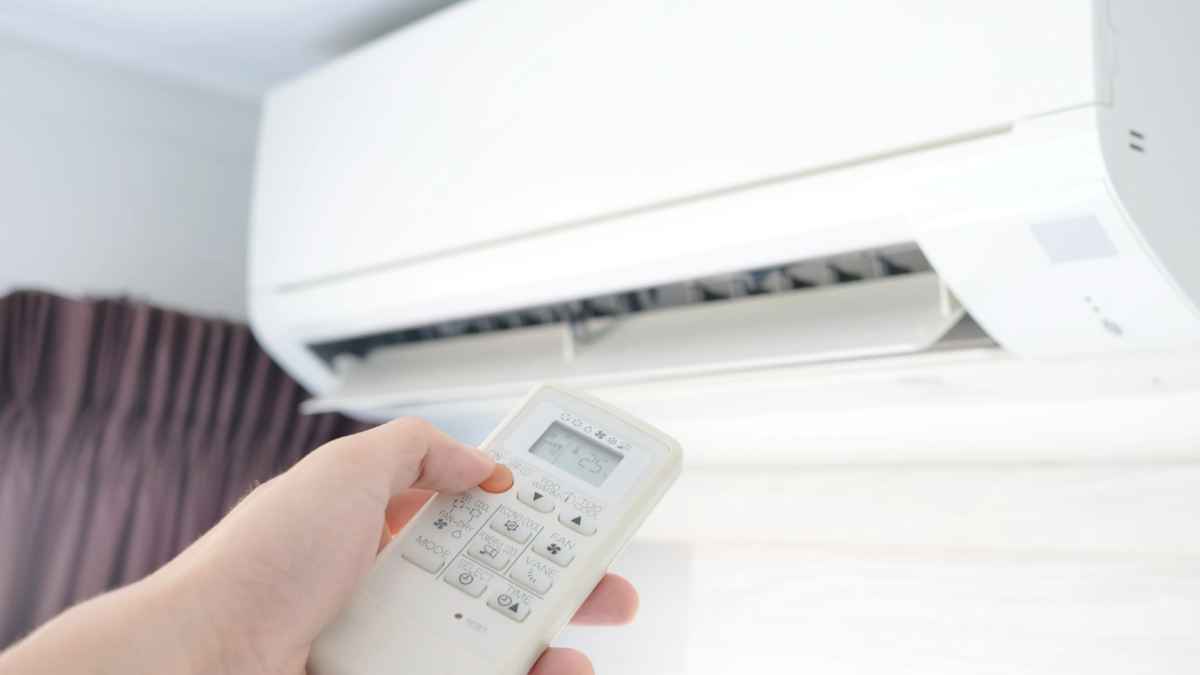 Mando de aire acondicionado regulando temperatura para ahorrar luz
