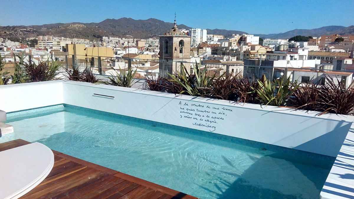Ático nuevo con piscina en terraza y vistas panorámicas a la ciudad, a la venta desde 50.000 euros