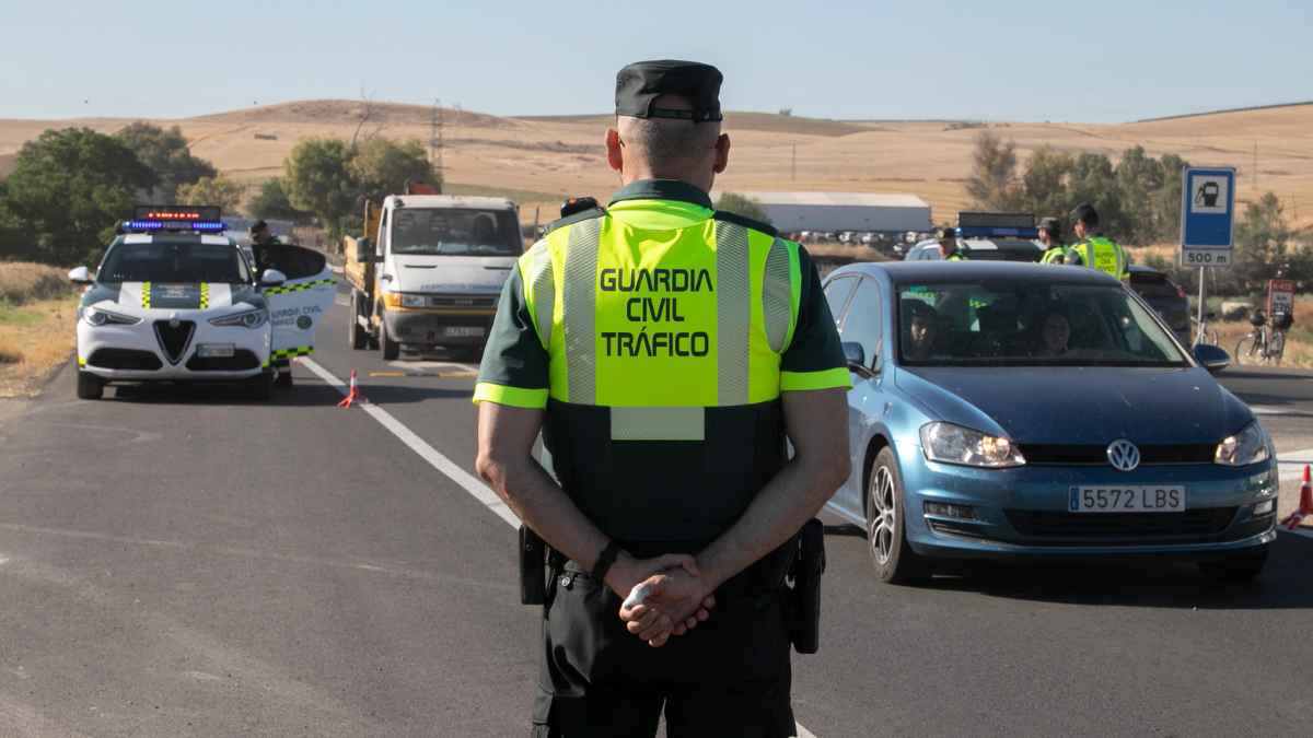 Guardia Civil de Tráfico realizando un control de carretera en España, imagen relacionada con la subida salarial en 2025.