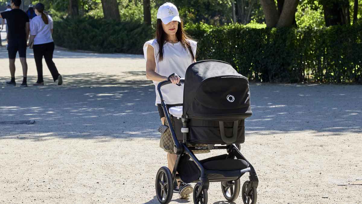 Madre paseando con su bebé menor para solicitar ayuda familiar de mil euros de la Seguridad Social