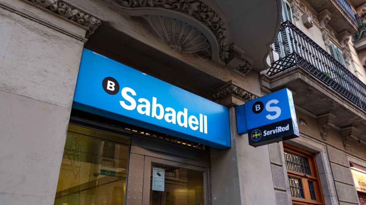 Sucursal del Banco Sabadell, entidad que despidió a un empleado por consultar sin permiso las cuentas bancarias de compañeros y familiares