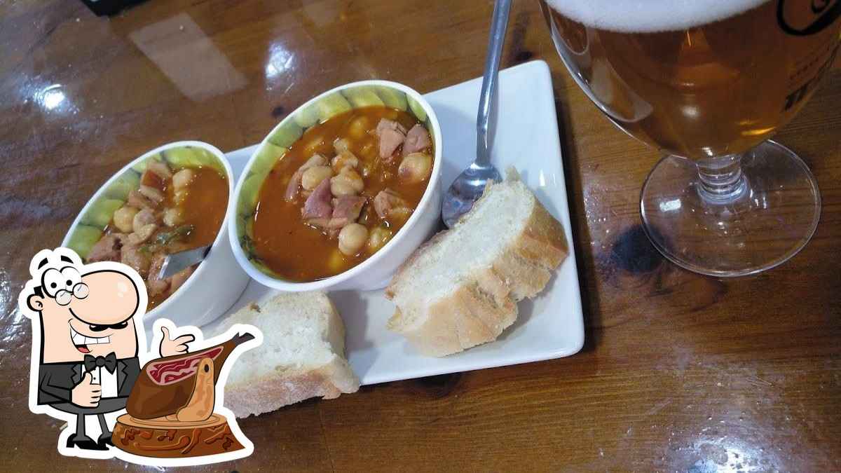 Tapas caseras del Bar Parada en Guájar Faragüit, Granada, con garbanzos, embutidos y pan, acompañadas de cerveza.