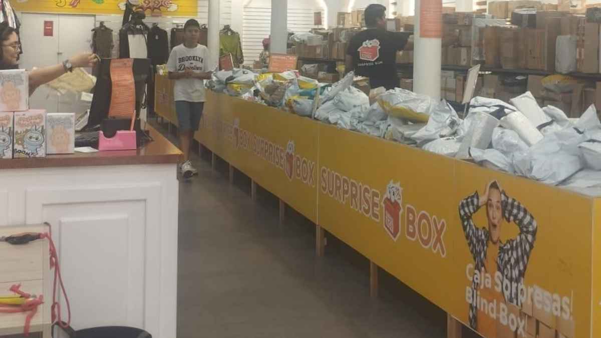 Interior de la tienda Surprise Box en Barcelona con paquetes sorpresa a la venta por kilo