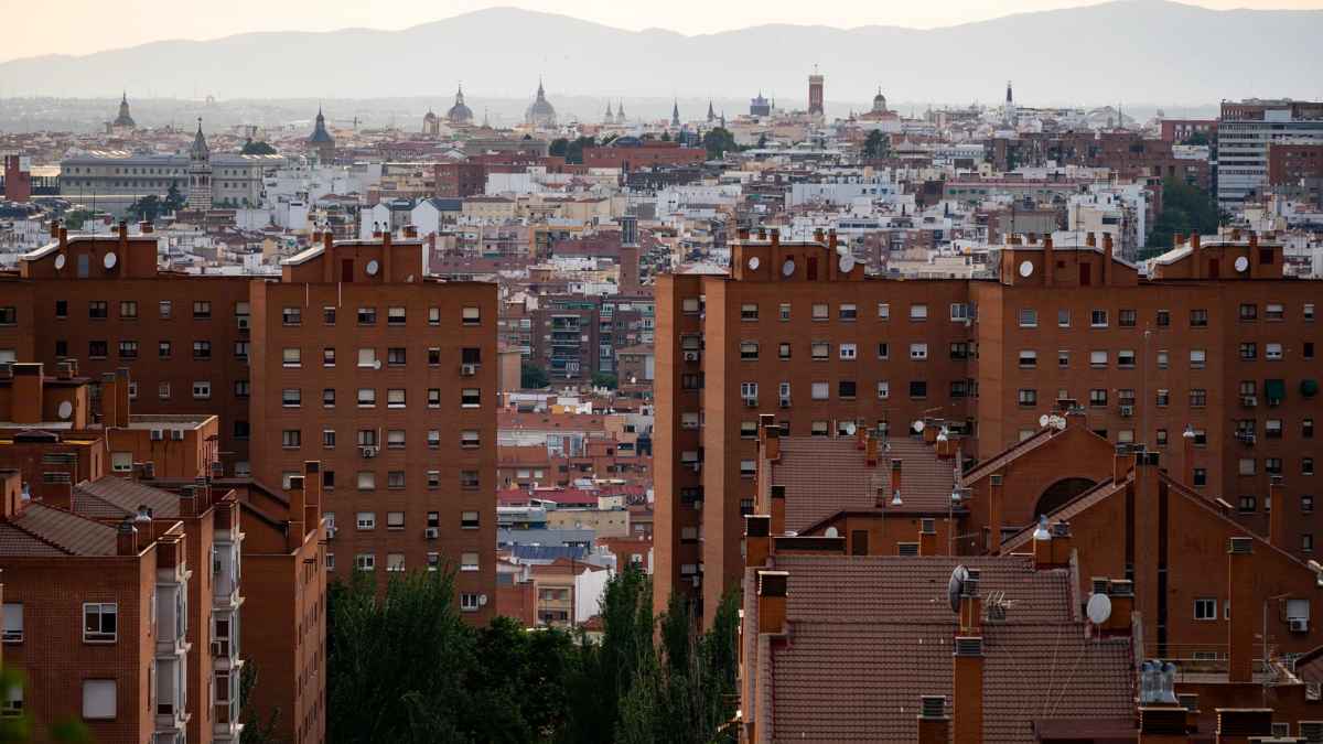 Vista panorámica de edificios residenciales en los distritos más baratos para comprar vivienda en Madrid en 2025