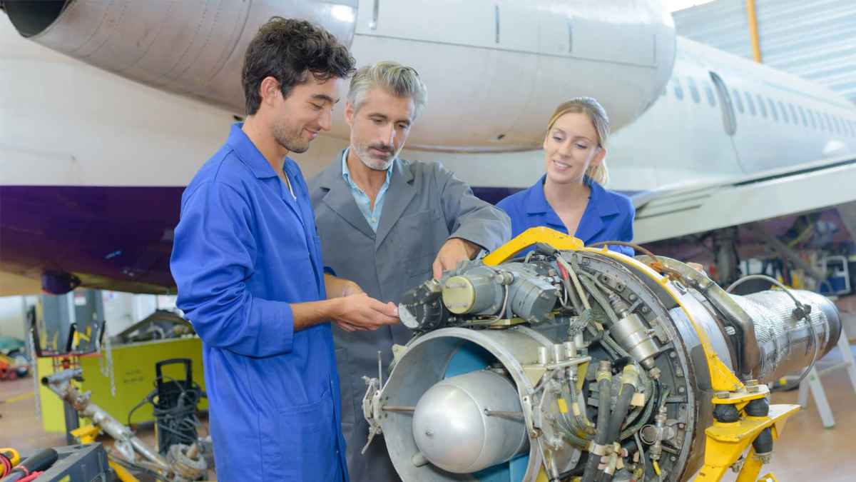 Estudiantes de Formación Profesional en la Comunidad de Madrid realizando prácticas en el área de mantenimiento aeronáutico.