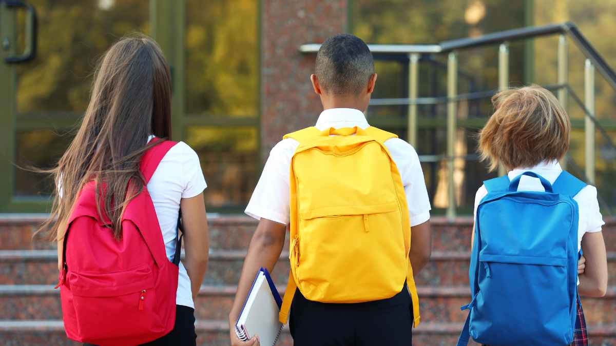 Alumnos con mochila entrando a un colegio en Madrid al inicio del curso escolar 2025-2026