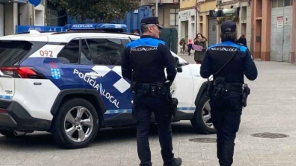 Dos agentes de la Policía Local patrullando junto a su vehículo oficial en el centro de Lugo tras el incidente con un conductor de carnet falso