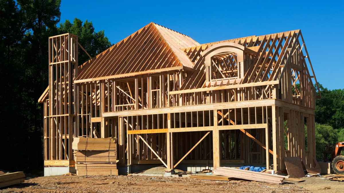 Casa de madera en construcción en Estados Unidos con técnica balloon frame