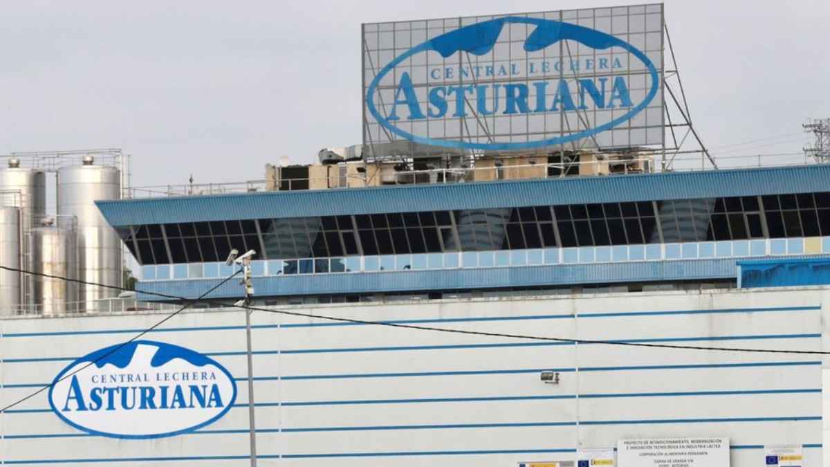 Instalaciones de Central Lechera Asturiana, cuya leche dejará de venderse en supermercados españoles tras desacuerdo comercial con Alimerka