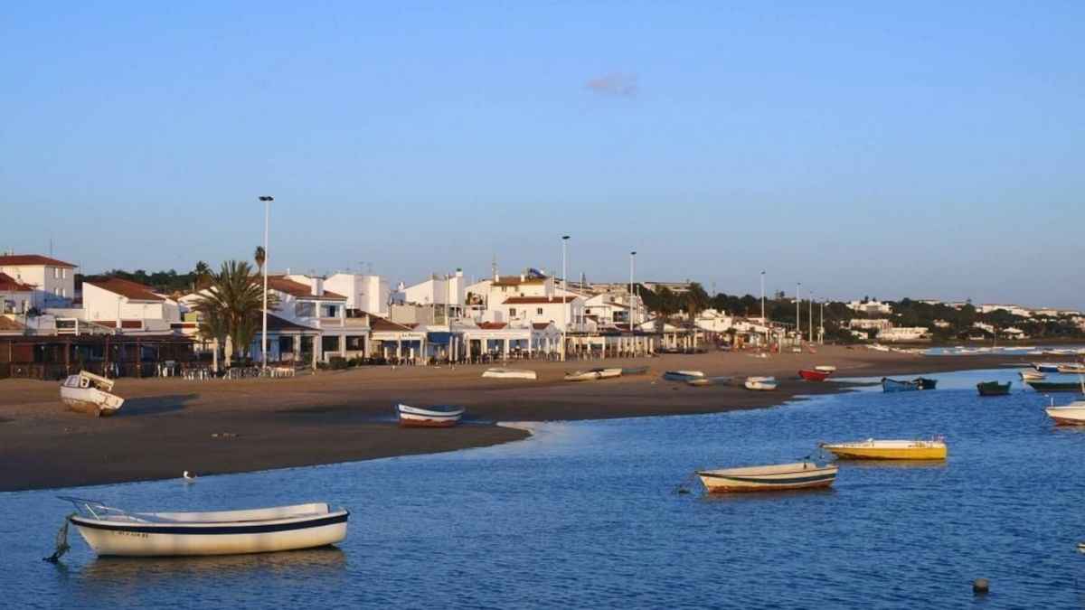 Vista de la playa a una hora del pueblo de Santa Bárbara de Casa en Huelva, donde está el chalet de 187 metros cuadrados a la venta por 38.600 euros.