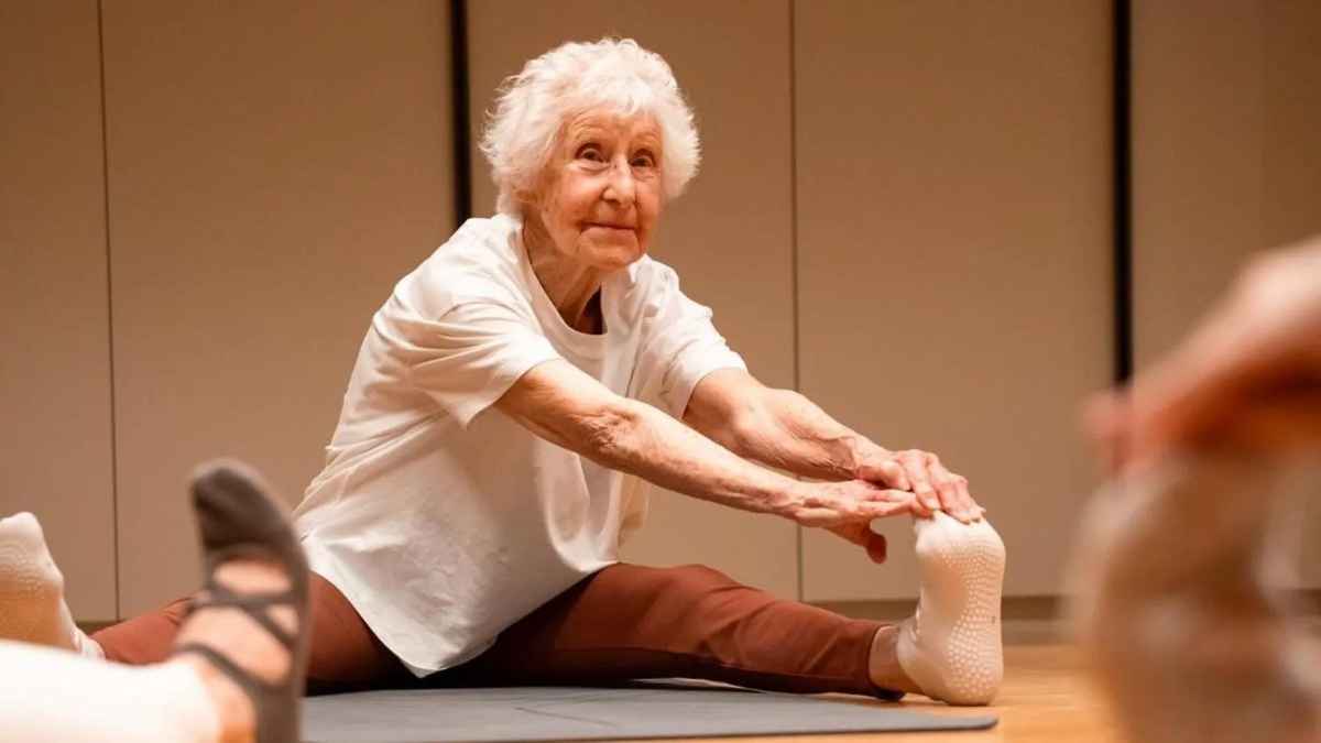 Mujer mayor haciendo yoga en clase para adultos mayores