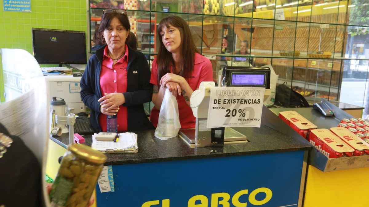 Dos trabajadoras del supermercado El Arco en Asturias durante la liquidación por cierre definitivo.