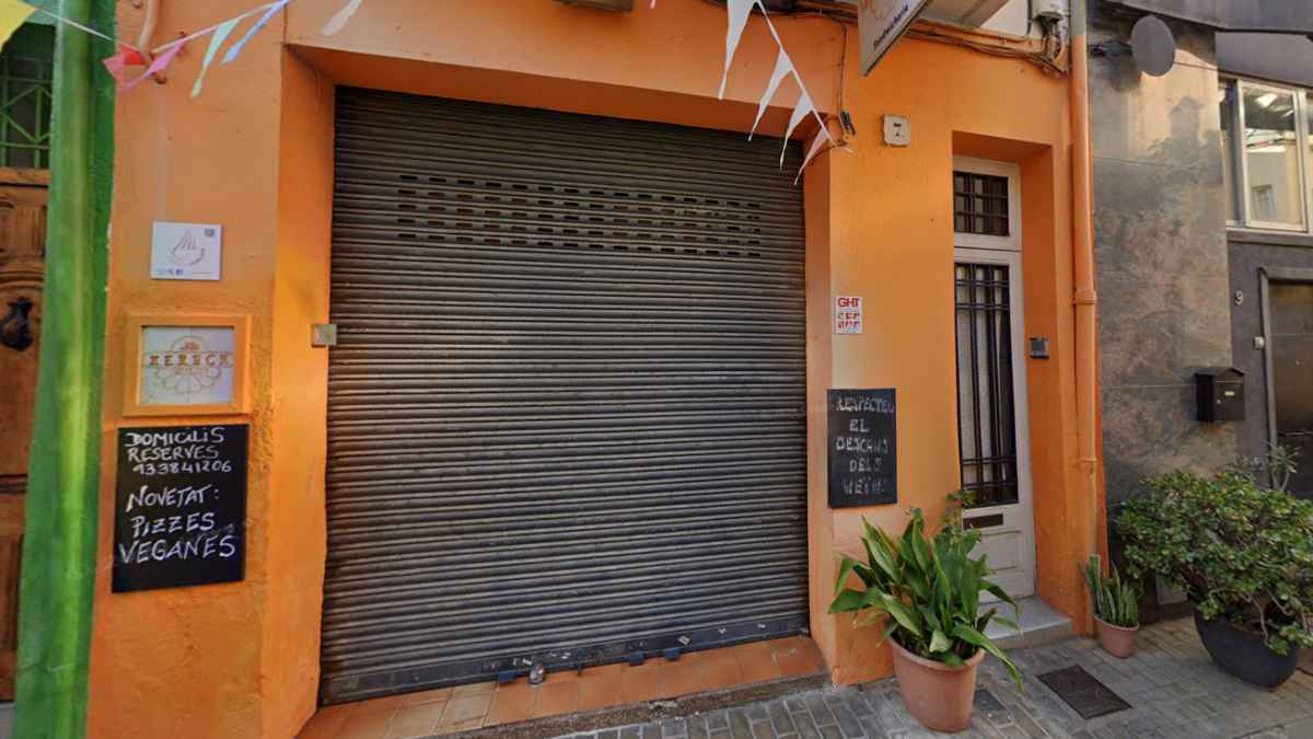 Fachada del restaurante Neruca en Badalona con persiana cerrada tras anunciar su cierre definitivo en 2025.
