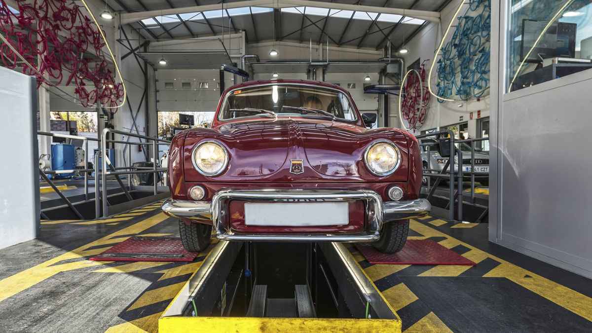 Coche histórico pasando revisión ITV en España antes de la nueva normativa de exención para vehículos anteriores a 1950