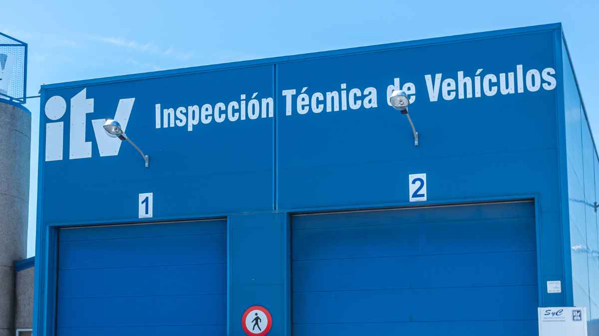 “Fachada de estación de ITV con puertas numeradas para revisión de vehículos