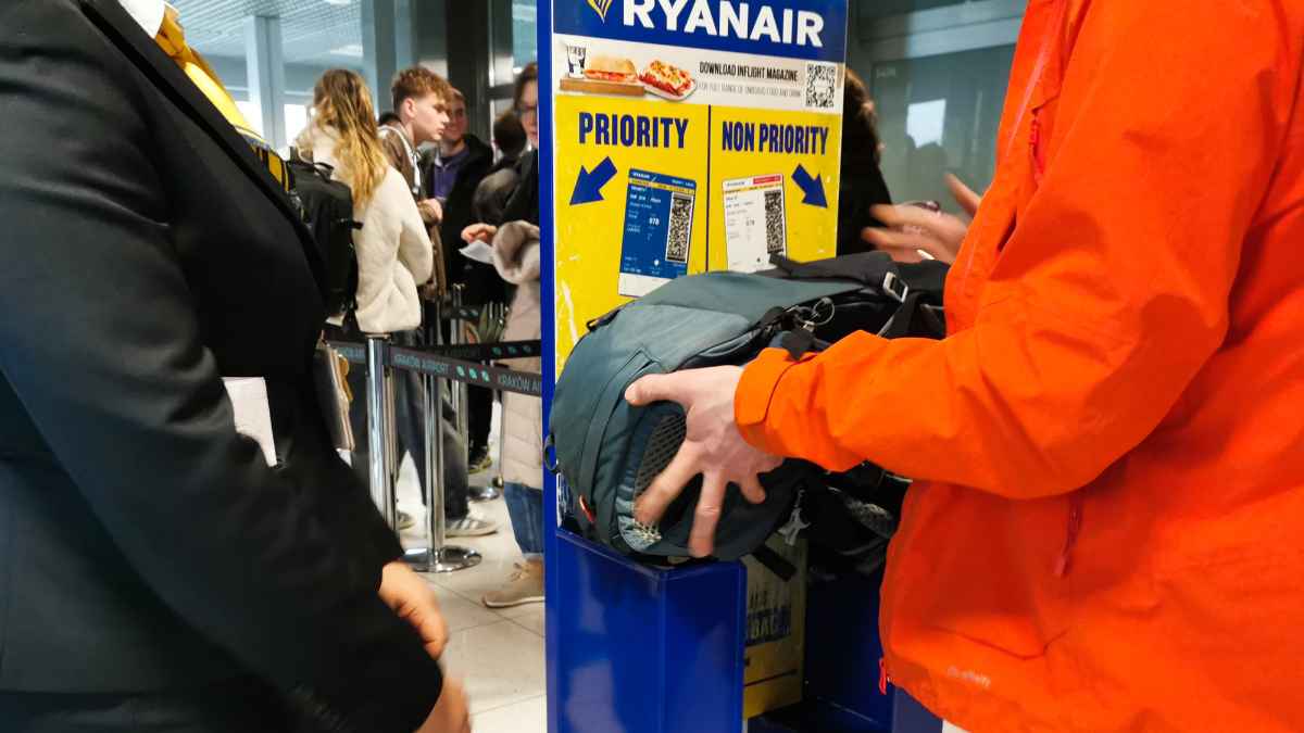 Empleado de Ryanair comprueba tamaño del equipaje de mano en aeropuerto