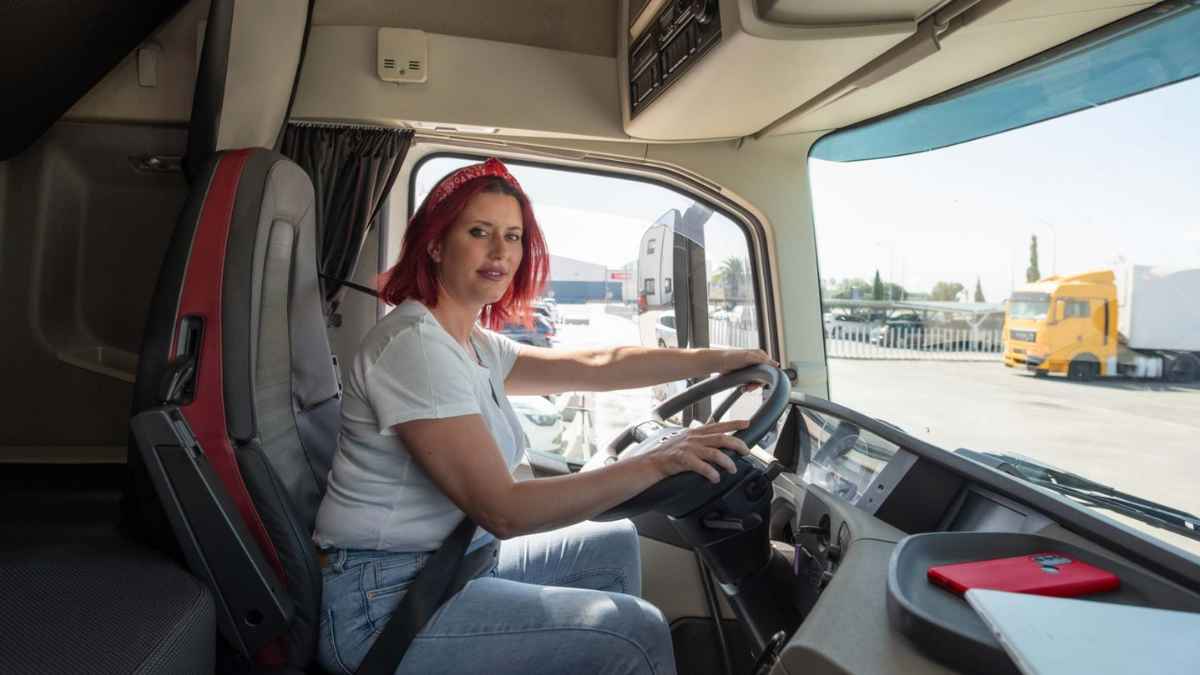 Mujer conduciendo camión como parte del programa de carnet de camión gratis en la Comunidad de Madrid.
