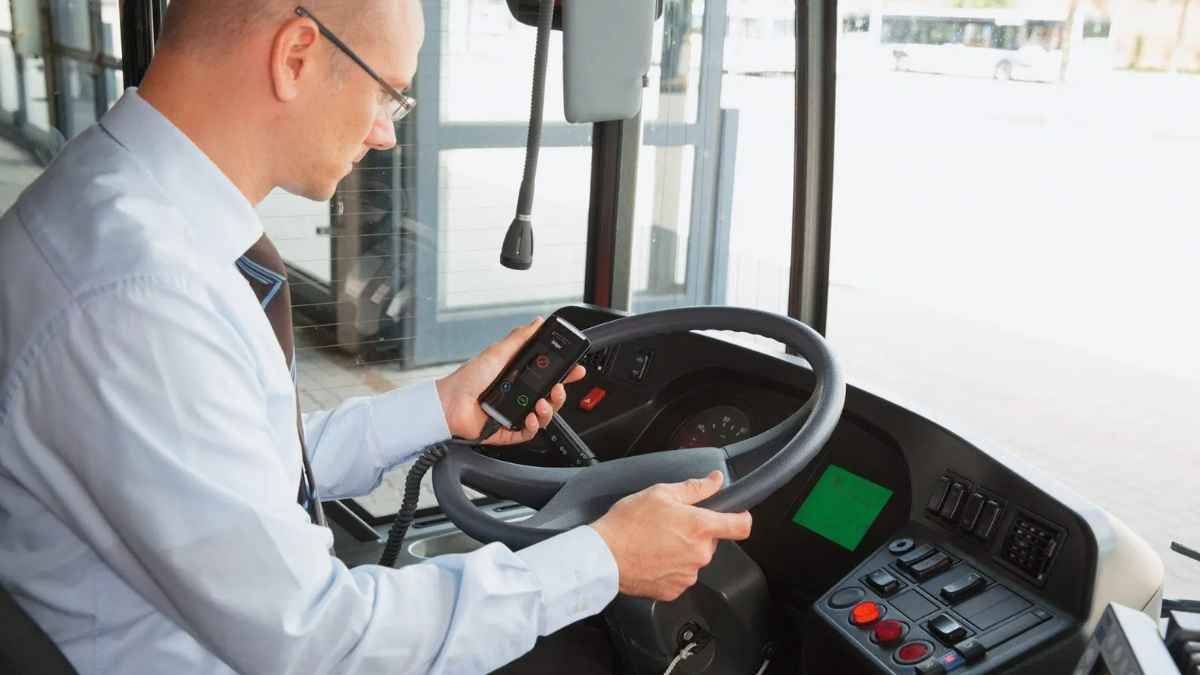 Conductor de autobús mirando móvil tras enterarse que ganó la lotería