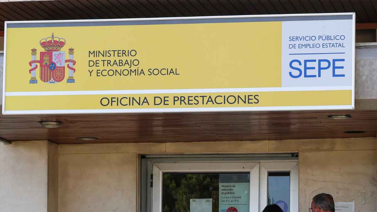 Oficina del SEPE donde desempleados deciden qué prestación cobrar
